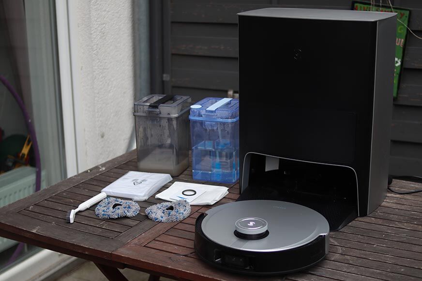 Der gesamte Lieferumfang des Ecovacs Deebot X1 OMNI steht auf dem Tisch